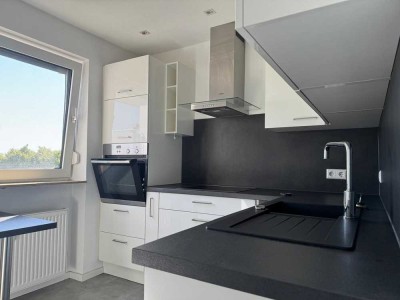 TOP modernisierte 2,5 Zi. Whg. mit Küche, TG Stellplatz, Balkon, Keller u. Einbauschränke