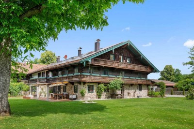 RARITÄT IM CHIEMGAU:  HISTORISCHES BAUERNHAUS VON 1618 – ALTES HERZ UND NEUESTE TECHNIK!