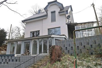 Schönes freistehendes Einfamilienhaus mit Einliegerwohnung und 4 Garagen in 42113 Wuppertal-Uellenda