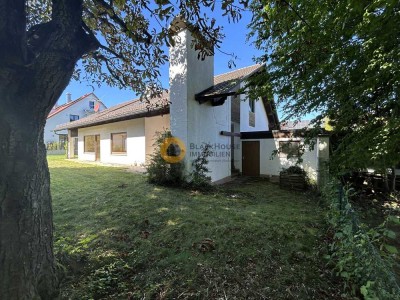 Freistehendes Einfamilienhaus mit Garage und großem Garten in ruhiger und beliebter Wohnlage
