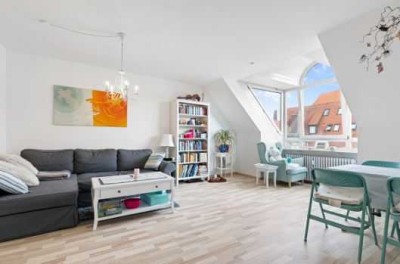 Wunderschöne, neu renovierte und ruhige Dachgeschosswohnung in Traumlage