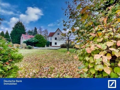 Liebenswertes Zweifamilienhaus mit großem (Bau-) Grundstück in toller Lage DD-Norden