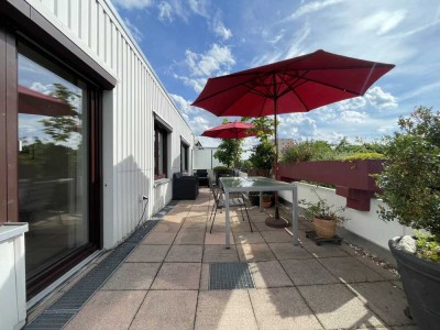 Stilvolle 2,5-ZKB-Penthouse-Wohnung mit 30 m2 Dachterasse vollmöbliert in Augsburg Pfersee
