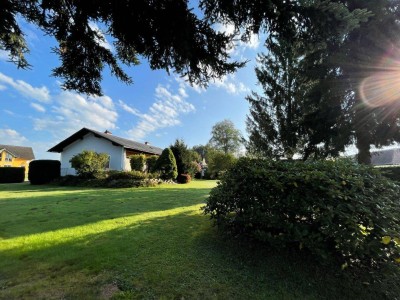 Gepflegter Bungalow mit wunderschönem Grundstück (vollunterkellert) ...!