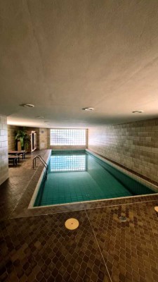 Exklusive Wohnung mit großzügiger Dachterrasse, Pool, Sauna und mehr – sofort bezugsfrei