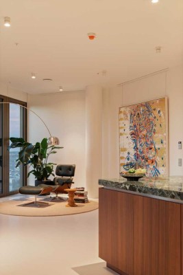 Frankfurts neue Ikone: Wohnen im 25. Stock des FOUR – Opernplatz, Skyline, Stille