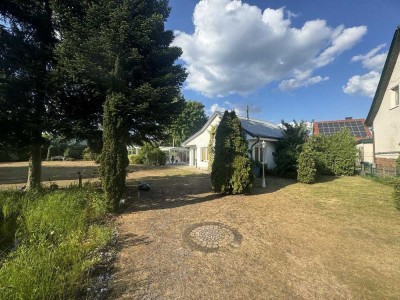 Badehaus mit Pool, großer Terrasse, Carport & Entwicklungspotenzial  Kaufpreis: 265.000 €