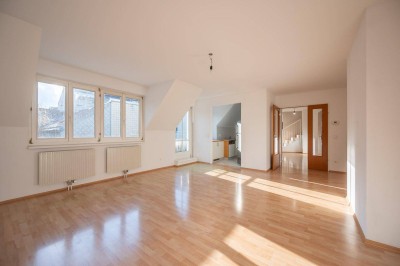 ** Top gepflegte 4 Zimmer Dachgeschoss Wohnung mit Alleinutzung 3er hofseitigen Terrassen - Maisonette Wohnung - Nähe Bahnhof Gersthof ** ab sofort **