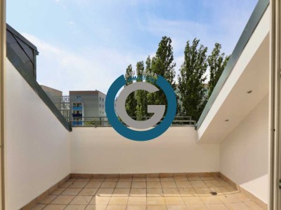 LICHTDURCHFLUTETE DACHGESCHOSSWOHNUNG MIT SONNIGER TERRASSE -  OFFENE WOHNLOUNGE -  ZENTRAL & RUHIG