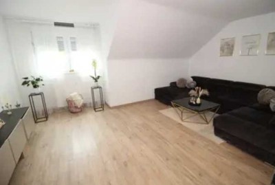 Stilvolle, sanierte 3-Zimmer-Dachgeschosswohnung in Dinslaken