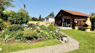 Sonnige Gartenoase mit Pool und Grillplatz