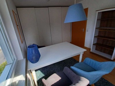 Ab 1.11. frei: hell, fast vollmöbliert, für 1-3 Jahre, 3ZKB, Balkon, Garage, Gepflegt