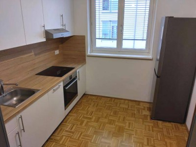 2 ZIMMER-NEUBAU + großer Süd-Balkon 9m² + extra Küche möbliert + Bad mit Wanne + extra WC + Lift!