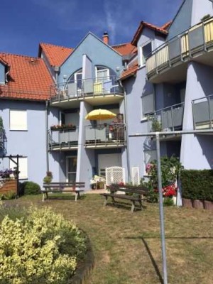 Hübsche Dachgeschosswohnung, Balkon und Wannenbad,  Blick ins Grüne, Stellplatz