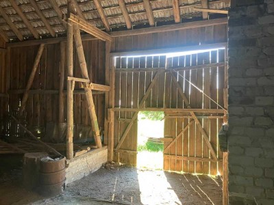 Feldsteinhaus mit Nebengebäuden – entkernt, großzügig, visionär