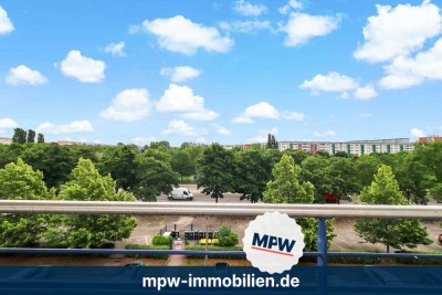 Mit Ausblick & zum Gestalten: Helle Wohnung mit Balkon in ruhiger Lage