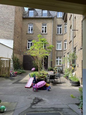 Schöne  frisch renovierte 2 ZKB Wohnung -mit begrünten Innenhof