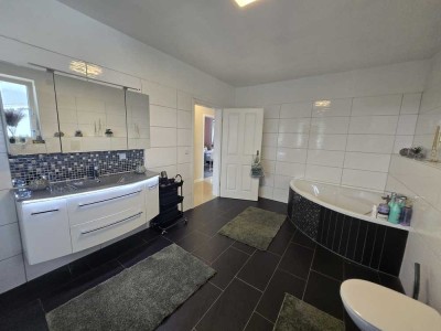 Modernes Einfamilienhaus in Söhlde: moderne Ausstattung, Doppelgarage und gepflegter Garten.