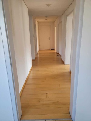 Helle 3,5 / 4 - Zimmer Wohnung mit Dachterrasse, Küche und Garage in Teningen