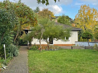 Freistehendes Einfamilienhaus mit großem Grundstück, Schwimmbad, Sauna und Doppelgarage