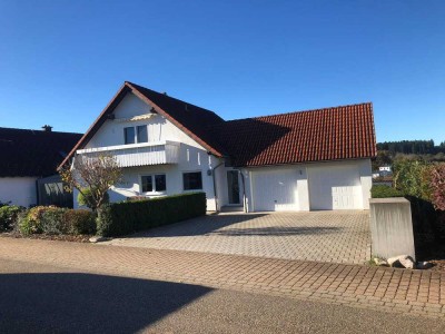 Geräumiges, Zweifamilienhaus mit Anliegerwohnung in Waldachtal