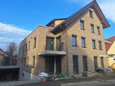 Neuwertige 3,5-Zi.-Wohnung mit Küche und Terrasse