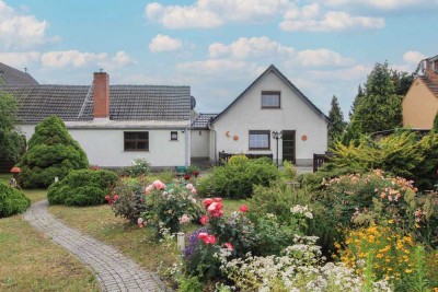 Greifen Sie zu! Gepflegtes Einfamilienhaus samt Garten, Garage und Nebengelaß in Glaubitz