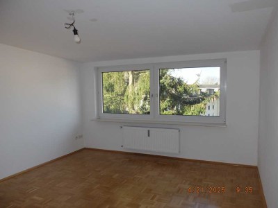 Schöne helle modernisierte und renovierte DG-Wohnung inkl. Einbauküche - Nähe Papenholz
