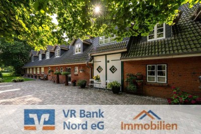Repräsentatives Landhaus mit Haupt- und Einliegerwohnung sowie Nebengebäuden in schöner Ortsrandlage
