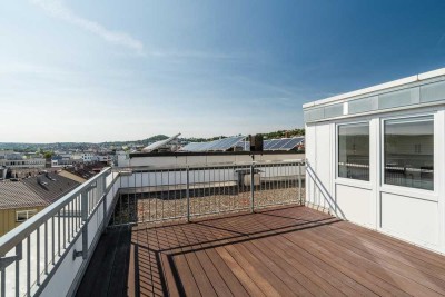 Exklusive, sanierte 3-Zimmer-Penthouse-Wohnung mit Terrasse, Einbauküche, Internet & PV