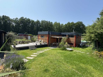 Junges Holzhaus an der Ems