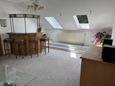 Gemütliche 2-Zimmer-DG-Wohnung, teilmöbliert, ideal für Singles