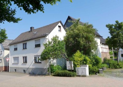 Vielseitiges Wohnhaus mit Nebengebäude und ein Hausgarten dazu!