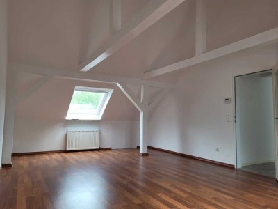 Ab 01.09.25 -Schöne 60m² Dachgeschosswohnung: 3 Zimmer, Küche und Badezimmer
