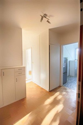 Charmante 2-Zimmer-Dachgeschosswohnung in ruhiger Lage nahe Lerchesberg