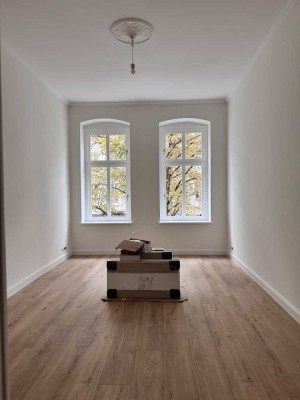 Charmante Altbauwohnung mit Erker, großer Wohnküche und bester Anbindung – Erstbezug nach Sanierung
