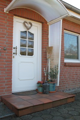 grüner Stadtrand-Bungalow mit wohl durchdachten Nebengebäuden und Grundstück