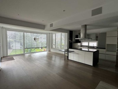 Attraktive 3-Zimmer-Erdgeschosswohnung mit gehobener Innenausstattung mit Balkon und EBK in Flieden