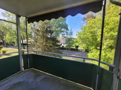 Geräumige 1-Raum-Wohnung im Dachgeschoss mit Balkon und Blick ins Grüne!