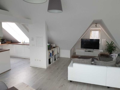 Helle 2 Zimmer-Dachgeschosswohnung in attraktiver Lage wartet auf Sie!