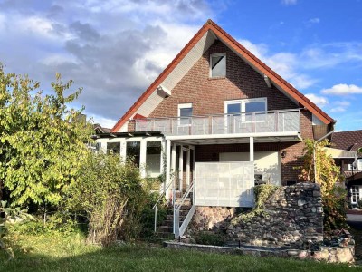 Malerische Aussicht auf die Berge und den Luhdener Klippenturm