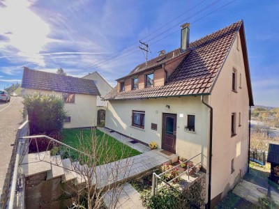 Hier fühlt sich die ganze Familie wohl – Zweifamilienhaus mit Gartenidylle