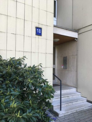 vollständig renovierte 2-Zimmer-Hochparterre-Wohnung mit Balkon und Einbauküche in Münche