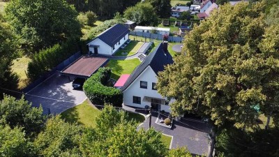 Saniertes Einfamilienhaus mit hochwertigem Nebengebäude