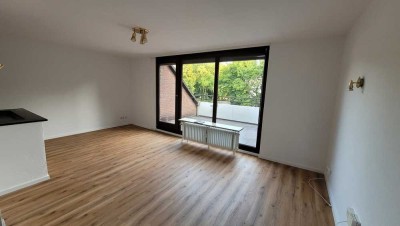 Geschmackvolle 2-Raum DG/Etagen-Wohnung mit offener Einbauküche in ruhiger Waldrandlage von Hösel