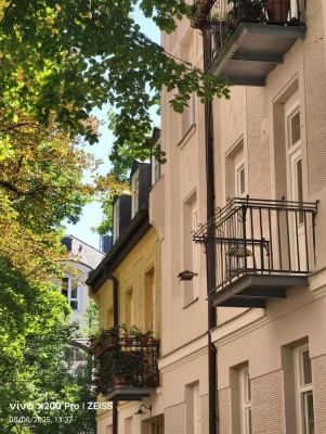 Erstbezug nach Sanierung: Altbau-Beletage mit 4 Zimmern und Balkon in Toplage