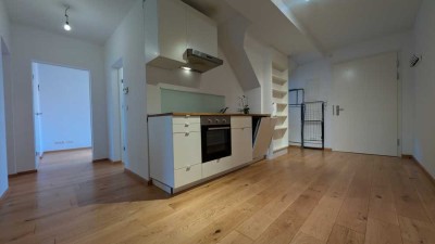 Altbau-WG mit 3 getrennten Zimmern und Einbauküche  ab sofort verfügbar