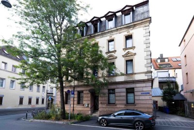 5,3 % Rendite mit Steigerungspotenzial! Möblierte 2-Zimmer-Wohnung mit Altbaucharme im Glockenhof!