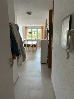 Geschmackvolle, 3,5-Zimmer-Dachgeschosswohnung mit Aufzug und EBK in Aichwald