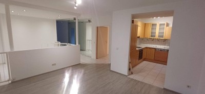 Vermiete schöne 4 - Zimmer Wohnung in einer ruhigen und dennoch zentralen Lage!